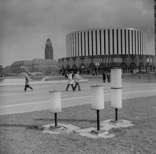 Dresden. Blick auf das Rundkino, im Hintergrund das Rathaus