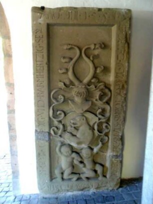 Stadtkirche - Grabstein mit Wappen-Hochrelief und Jahr 1554 sowie Umschrift