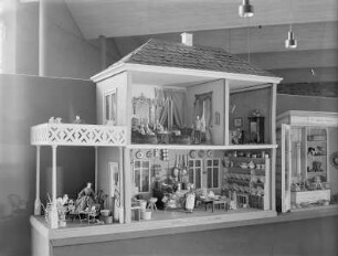 Puppenhaus mit drei Zimmern und einer überdachten Veranda