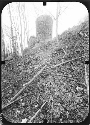 Herrmannsacker. Ruine der Ebersburg (um 1181). Bergfried