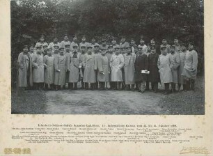Teilnehmer (ca. vierzig Personen) am Lehrkurs der Infanterie-Schiessschule Spandau, auf Waldweg, vor Bäumen stehend