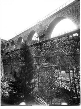 Fertig gestellter Viadukt mit Brückengeländer und Fahrgerüst
