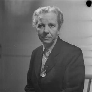 Porträt der Schauspielerin Mathilde Danegger, Trägerin der Klara Zetkin-Medaille : Porträt von Mathilde Danegger