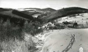 Osterzgebirge. Tal der Roten Weißeritz mit Kipsdorf gegen Bärenfels, Spitzberg und Hofehübel. Blick vom Hang bei Oberkipsdorf nach Süden