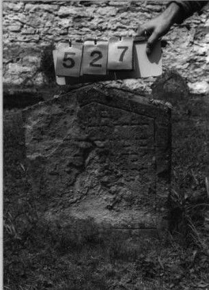 Grabstein 527 (Index: 99789149) Material: Sandstein Zustand: sehr stark verwittert mit sehr großem Textverlust Maße HxBxT: 63x52x8 cm Besonderheit: Kindergrab: Grabstein 527
