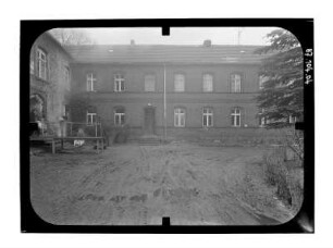 Meyenburg. Schloß (15. Jh., Umbau 1865-1866; F. Adler). Hofansicht des Ostflügels