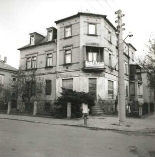 Cossebaude (Dresden-Cossebaude), Schulstraße 8. Wohnhaus mit Ladeneinbau (E. 19. Jh.). Eckansicht