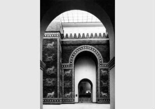 Aufstellung des Vorderasiatischen Museums im Pergamonmuseum, Blick von der Prozessionsstraße zum Ischtar-Tor