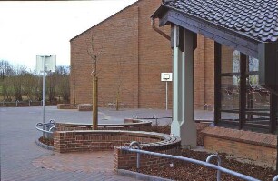 Gymnasium Trittau: Pausenhof mit Basketballkörben