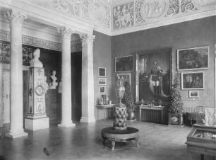 Bayerisches Nationalmuseum — Saal mit Exponaten des Second Empire