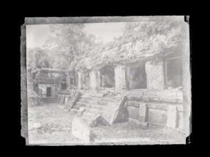 [Palenque, Palacio, Mittelgebäude und das alte Haus mit den Malereien an der Ecke des Nordosthofes.]