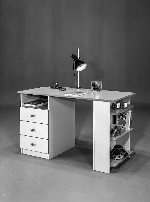 Schreibtisch : Leipzig. Leipziger Herbstmesse, 1986. Schreibtisch. Holz, grau beschichtet (1986; VEB Märkische Möbelwerke Trebbin)