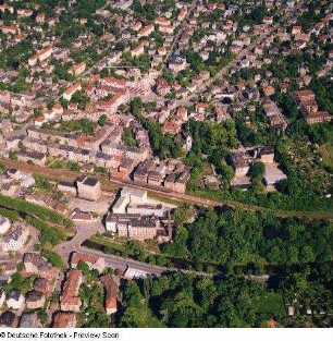 Dresden-Plauen. Blick über Tharandter Straße, Bienert-Mühle, Gleistrasse der Eisenbahnstrecke Dresden - Hof, Auferstehungskirche, Würzburger, Nöthnitzer Straße und Plauenschen Ring. Luftbild-Schrägaufnahme von Westen