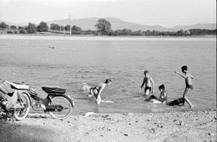 Riegel: Baggersee mit Badenden bei Riegel