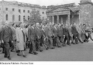 Aufnahmen von den Feierlichkeiten zum 1. Mai 1946 in Berlin : Parteivorstand der SED im Demonstrationszug; Unter den Linden (von links nach rechts: Hermann Matern, Wilhelm Pieck (4.von links), Käthe Kern, Otto Grotewohl, Hans Jendretzky und Walter Ulbricht)
