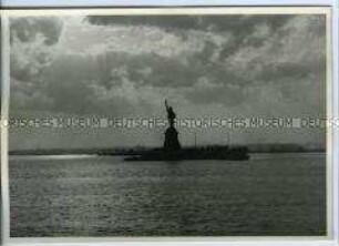 Freiheitsstatue auf Liberty Island im Hafen von New York City, vom Hochseepassagierdampfer "Columbus" aus fotografiert
