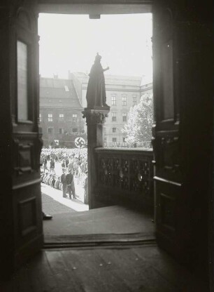 Königsberger Schloss : Schloß. Blick aus dem Nordflügel über den Schloßhof während einer nationalsozialistischen Veranstaltung