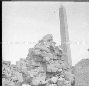 Obelisk zwischen Ruinen einer Tempelanlage, Luxor, Ägypten