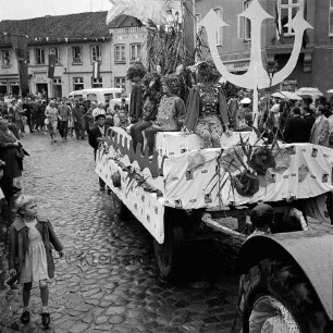 Karpfenfest: Umzug: Paul-von-Schoenaich-Straße: Festwagen der Opal-Strumpfwerke, Wassernixen, großer Dreizack: am Straßenrand und an Fenstern Zuschauer, mit Regenschirmen: Hausfassaden mit Fahnenschmuck, Wimpelgirlanden, 8. Oktober 1961