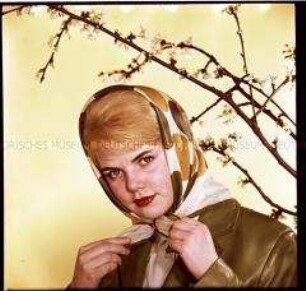 Frühlingsmode: Frau mit Kopftuch