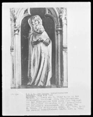 Hochaltarmensa, Vorderseite, 2. Figur von links: Der Prophet Isaias mit seinem Attribut der Säge, mit der man ihn auf Befehl des Königs Manasser zersägt haben soll