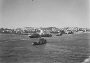 Einfahrt in den Hafen : Schiffe vor der Küste von Lissabon