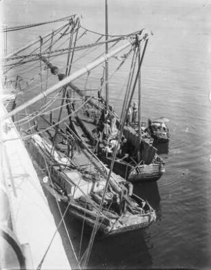 Beiboote : Zubringer boote ankern an der Reling eines großen Schiffes