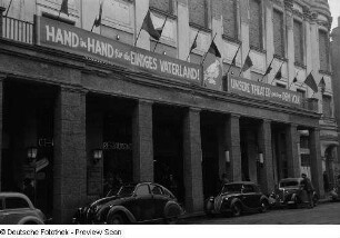 Außenansicht des Centraltheaters Leipzig mit Propaganda-Plakaten der Nationalen Front