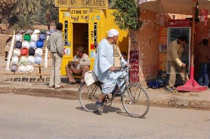 Luxor - Verkaufsstände : Straßenszene in Luxor, aufgenommen 2006