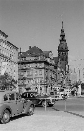 Das Ring-Messehaus links und die Evangelisch-reformierte Kirche rechts