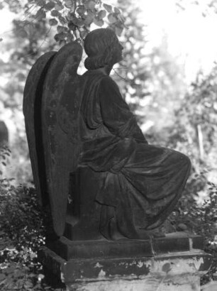 Grabengel : Grabengel (1865; G. A. Kietz, G. Brossmann). Profilansicht. Sandstein. 1865. Dresden-Johannstadt, Trinitatisfriedhof