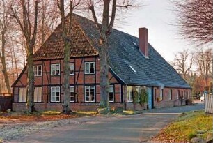 Höltenklinken: Klinken 7: traufständiges Fachwerkhaus: Straßenfront mit Eingangstür: Giebelseite Wohntrakt, davor drei Bäume