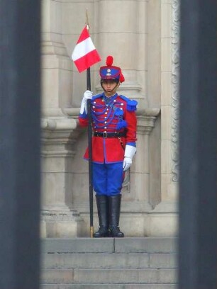 Lima - Gardist vor dem Präsidentenpalast : Ein Gardist in historischer Uniform steht vor dem Präsidentenpalast. Aufgenommen in Lima am 27. August 2011