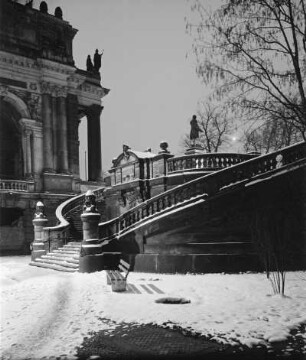 Dresden. Aufgang zur Brühlschen Terrasse von Süden am Georg-Treu-Platz