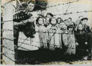 Kinder im befreiten Konzentrationslager Auschwitz