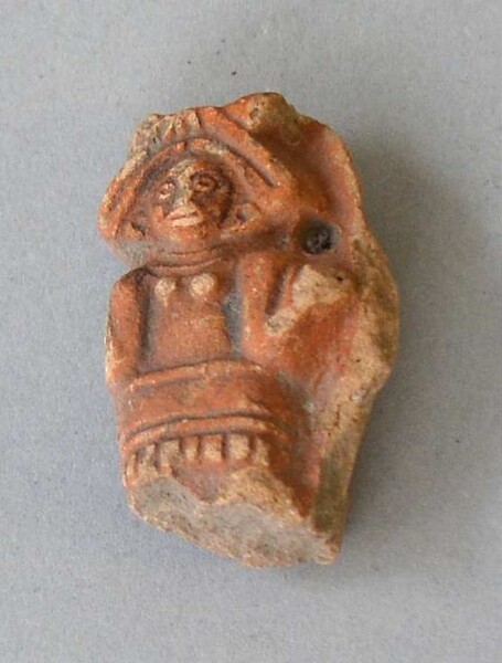 Figurine en argile (fragment de récipient)