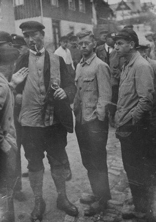 Demonstration gegen die Erhöhung der Strompreise der sogenannte "Lichtstreik" in Bermsgrün - Demonstration mit Friedrich Müller ( rechts) : "Lichtstreik" in Bermsgrün - Demonstration