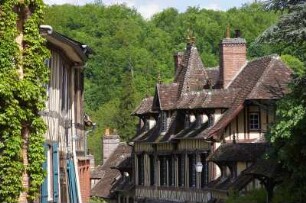 Frankreich. Haute Normandie. Eure. Lyons la Foret. Fachwerkhäuser. Rechts Le Fresne