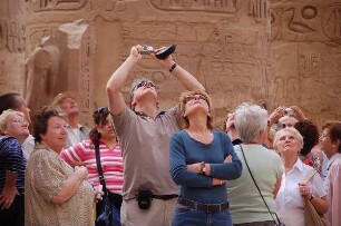Luxor - Menschen im Säulensaal von Karnak : Touristen im Säulensaal des Amun-Tempels von Karnak, Luxor, aufgenommen 2006