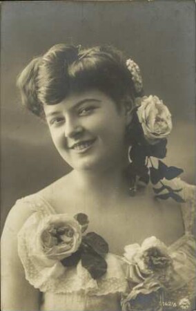 [Junge Frau mit Blumenschmuck]