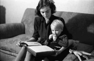 Bukarest: Söhnchen [Festenberg] mit Mama, dunkles Kleid und Buch