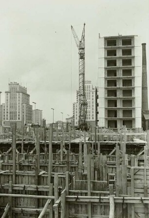 Berlin. Karl-Marx-Allee während des Baus