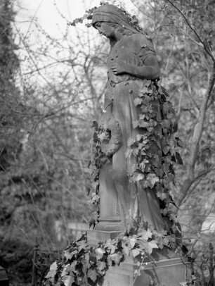 Grabmal der Familien Günther und Keller : Grabmal der Familien Günther und Keller. Sandstein (um 1918). Dresden-Kaditz, Mittlerer Friedhof (sogenannter Franzosenfriedhof)