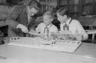 Haus der Kinder: Junge Pioniere beim Segelflugzeugbau und an einer Bohrmaschine : Pioniere bei der Konstruktion eines Modellflugzeugs