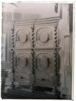 Viertüriger Schrank