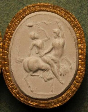 Der Kentaur Eurytus entführt die Lapitin Hippodamia (Daktyliothek, Erstes Mythologisches Tausend)