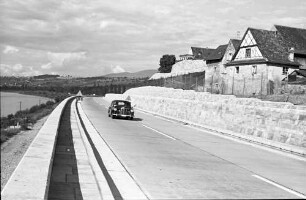Rheinweiler: Autobahnbauwerk Doppelrampe; Ansicht von Süden mit Stützmauer
