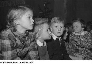 Kinder vor der Bescherung