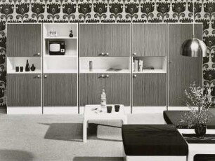 Anbauwand "Junior II" : Jugendzimmer . Anbauwand (1974; VEB Raumgestaltung Schwerin), Beistelltische und Hocker