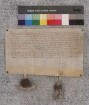 Katharina Schramm (Schremmin), ihre Söhne Giso und Johann (Hans) verkaufen ihre Hofstatt zu Leimbach (Leym-), die jetzt Konrad (Conze) Risen Ehefrau innehat, an Hermann von Leimbach, seinen Bruder Heinrich (Heynczen) und deren Erben für erhaltene 10 Pfund Heller Salzunger (Salcz-) Währung; ein Rückkauf ist innerhalb der nächsten vier Jahre jeweils vor Kathedra Petri [22. Febr.] möglich; danach steht die Hofstatt auf Dauer denen von Leimbach zu. Wenn Hermann und seine Erben Geld benötigen und die Urkunde an Dritte geben, gehen die genannten Rechte und Pflichten an diese über. Zeugen: Apel von Leimbach, Propst zu Zella (Czelle), sein Kaplan Johann, Berthold von Wildprechtroda (Wilbrechterode) und Berthold von Bernshausen (Berdishusen). Auf Bitten der Katharina Schramme siegeln (1) Hertnid von Roßdorf (Rostdorff) und (2) Apel von Rieneck (Rinecke); diese kündigen ihre Siegel an.